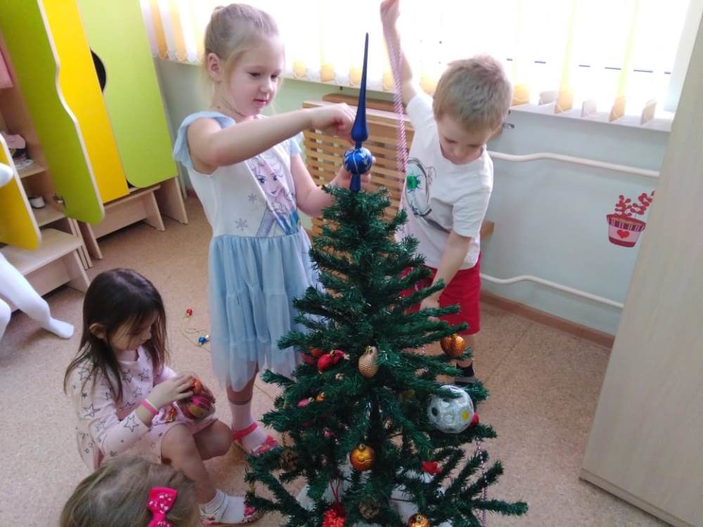 Дети украсили елку